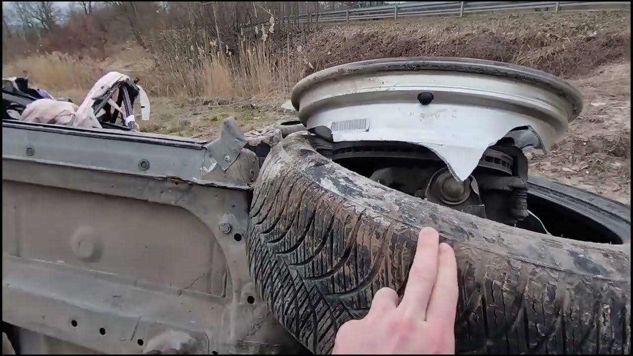 Urbex baráku a opuštěné auto po nehodě se zbraní a drogami!!!
