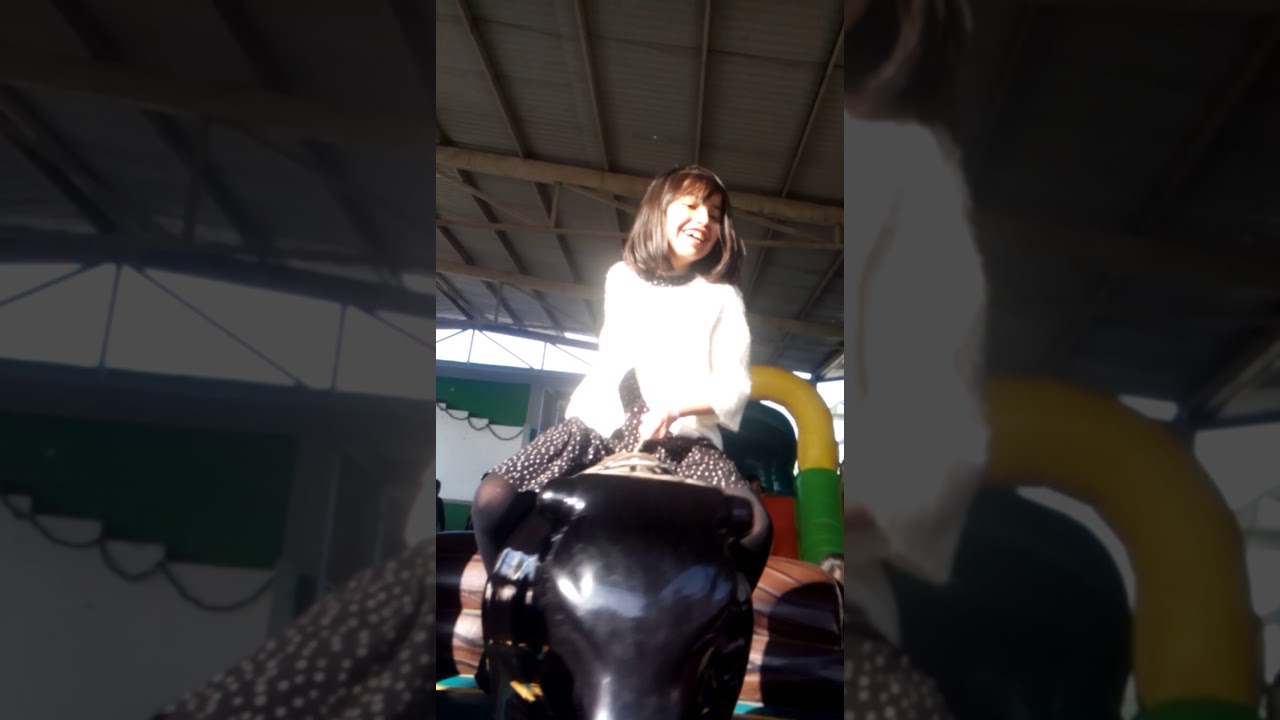 Niña. Cayendo. Del. Toro. Mecanico