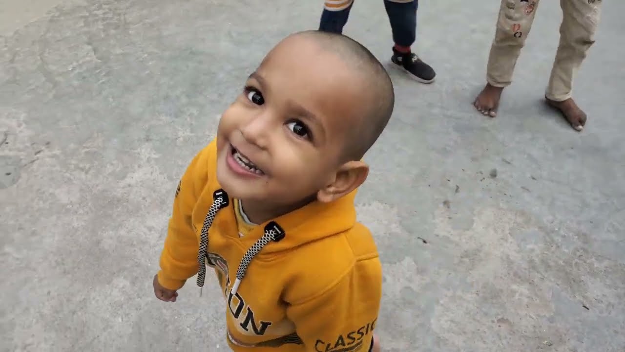 इस बच्चे को देख कर हंसी आ गई यार 😎