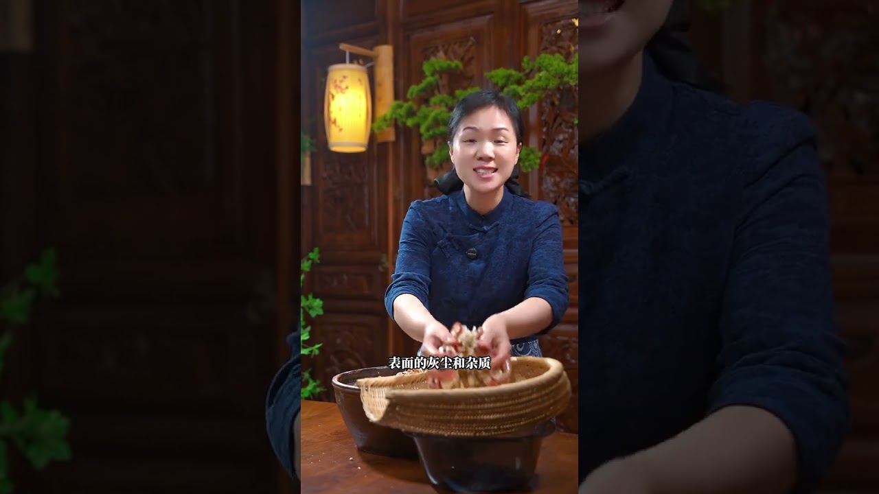 俗话说得好，农村无杂草，遍地都是宝，今天这个野葱真的是农村一到春天必吃的一道特色美食，一道野葱炒鸡蛋，一道野葱炒腊肉，特别的开胃下饭。