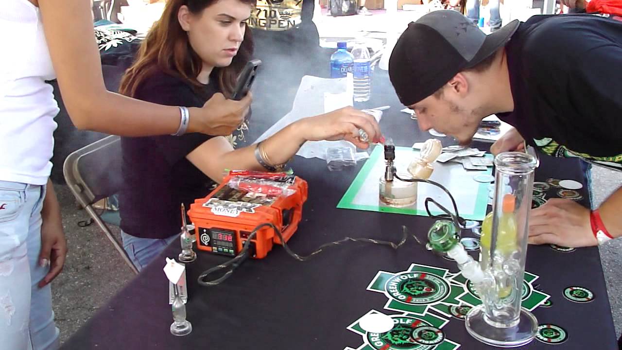2015 MICHIGAN CANNABIS CUP GUY TAKES HUGE ASS DAB!!!!!