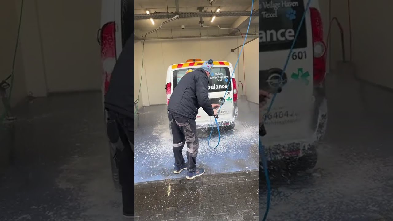 De dierenambulance wassen
