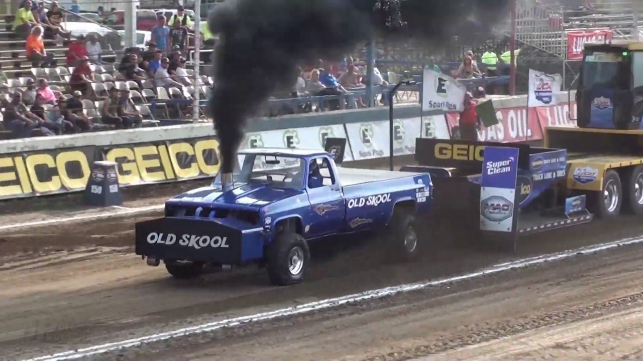 3.0 Diesel Trucks pulling at the 2015 Scheid Diesel Extravaganza