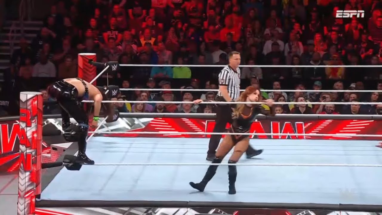 Becky Lynch y Trish Stratus Vs Liv Morgan y Raquel Rodriguez Parte 1 - WWE RAW 10 de Abril 2023