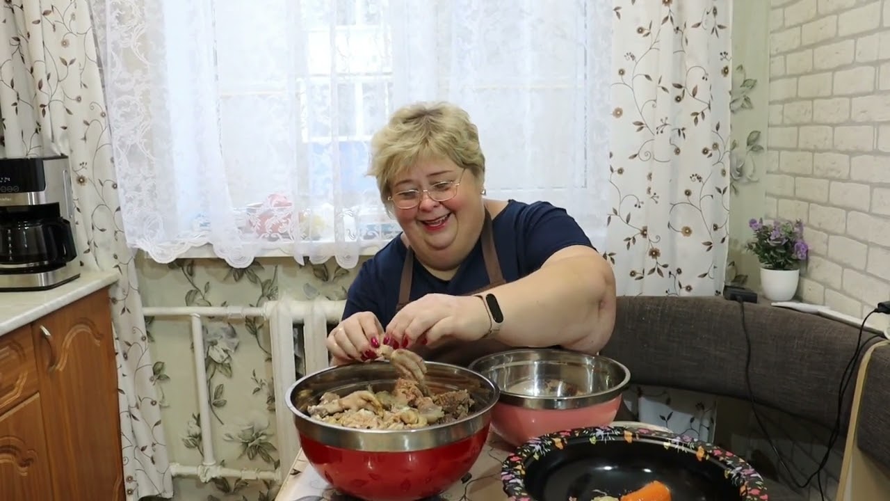 Вкусные голубчики/  Готовлю холодец с домашней курочкой/