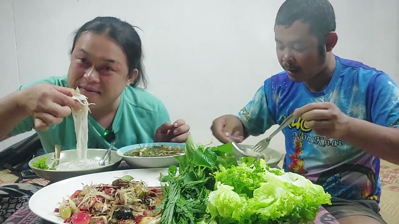 ส้มตำเผ็ดๆใส่เครื่องแน่นๆลวกขนมจีนเส้นเหนียวๆนุ่มๆโคตรอร่อย