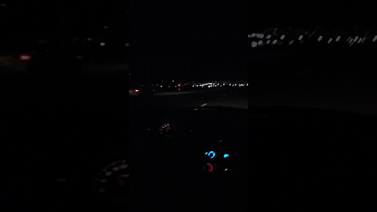 Noche fría y música en el auto.