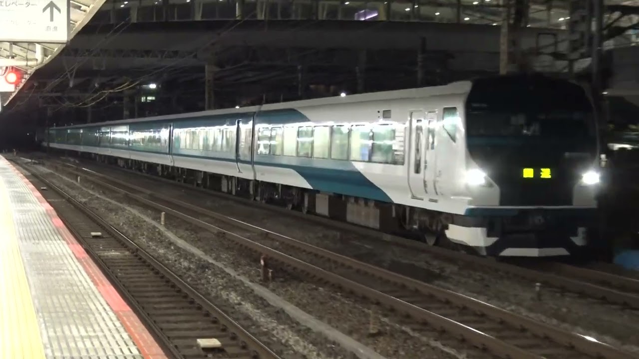 秋の休日夜の田町駅前を通過していく東海道本線下り特急踊り子E257系の回送列車