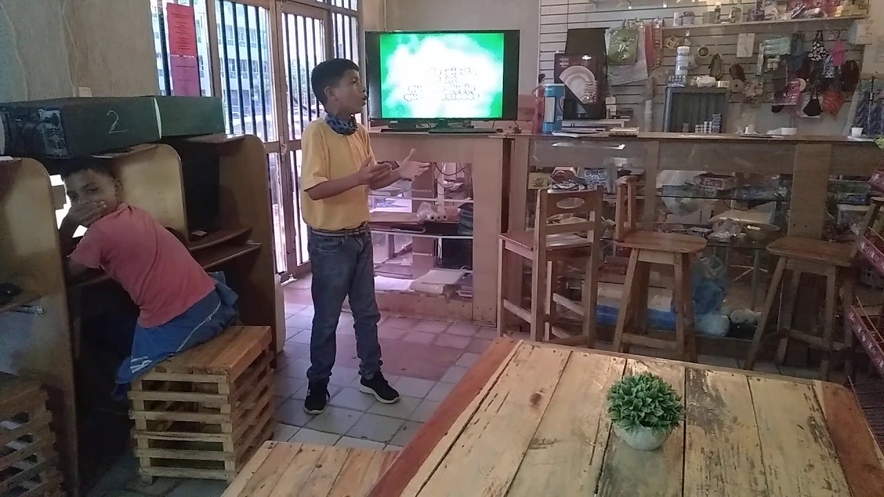 Alberto Ramos el niño que canta para sacar a su familia adelante .