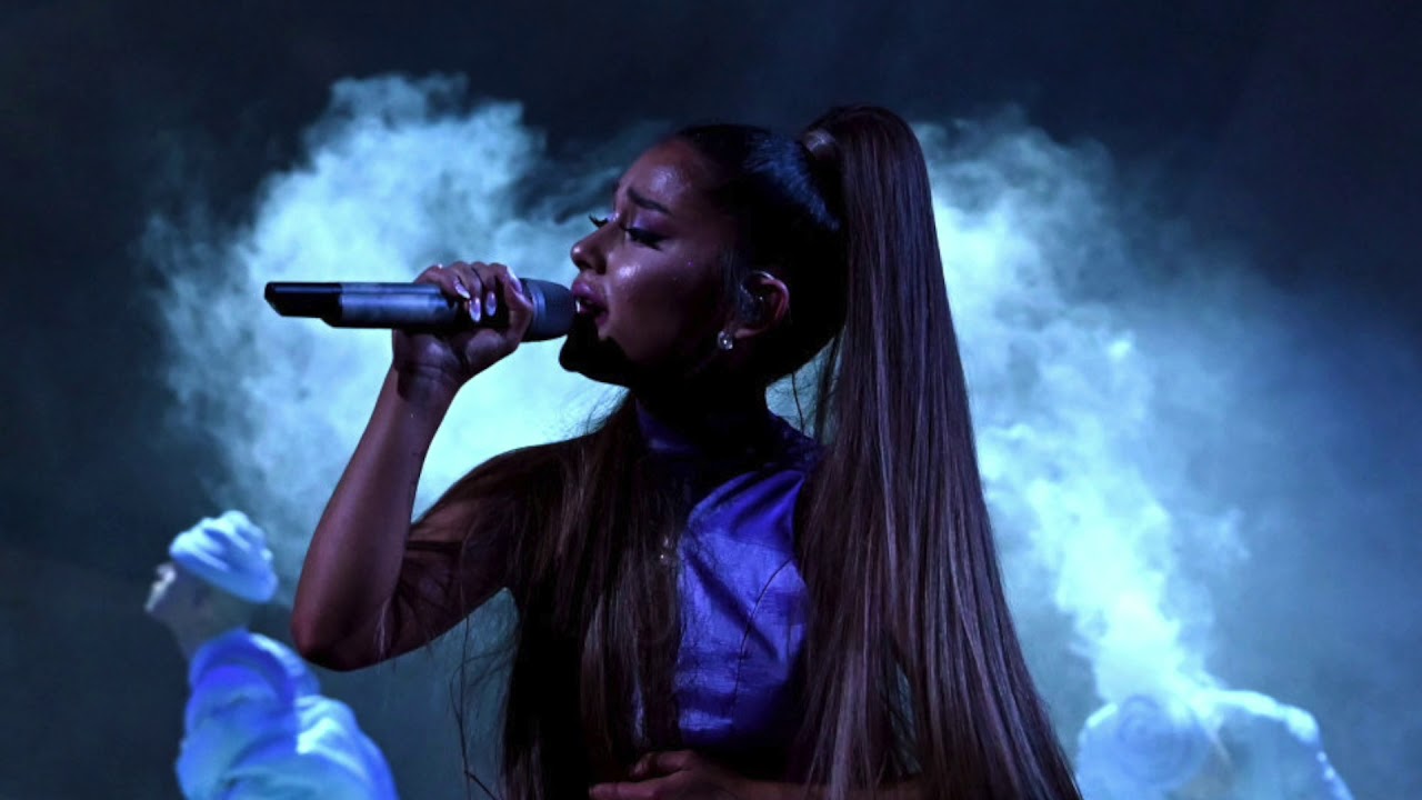 Ariana Grande singing ghostin at an empty arena alone acapella (concept)