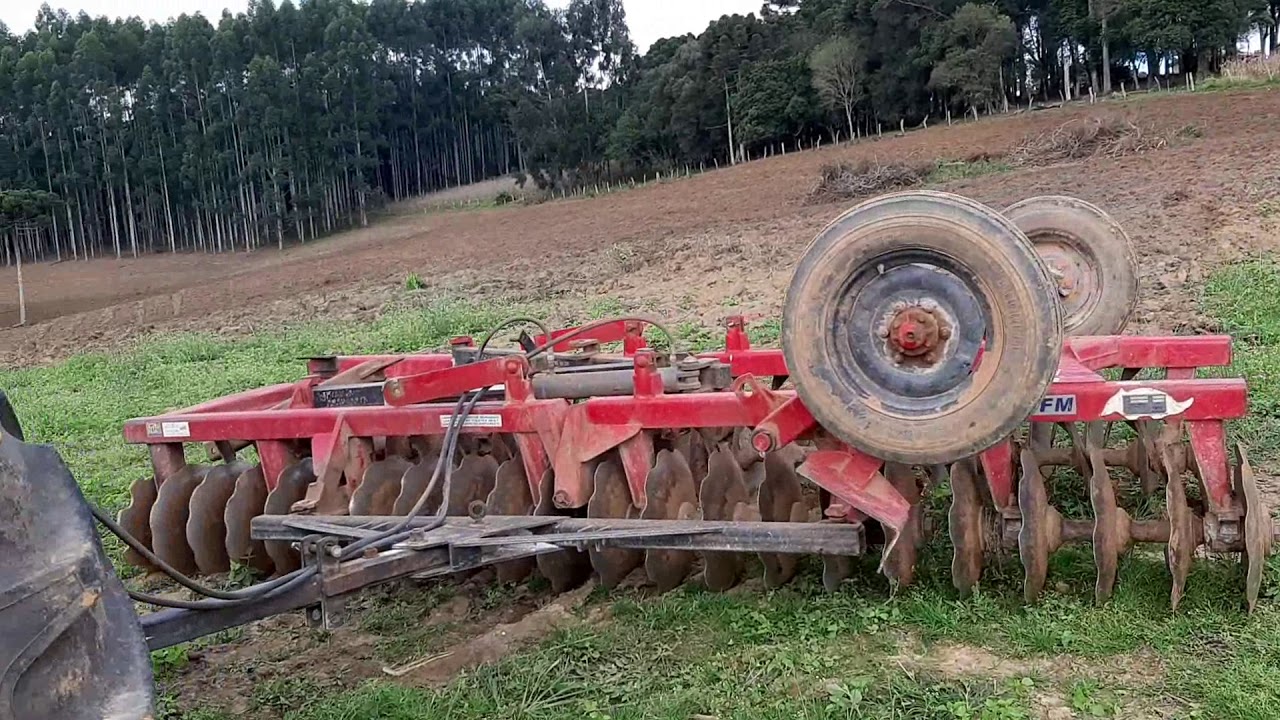 PASSANDO GRADE NIVELADORA 44 DISCOS!!! (APLICAÇÃO DE CALCÁRIO)