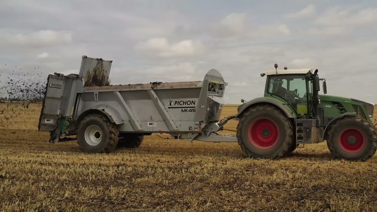Epandage de fumier avec deux Fendt + épandeurs Dangreville et Pichon/Spreading manure with 2 Fendt.