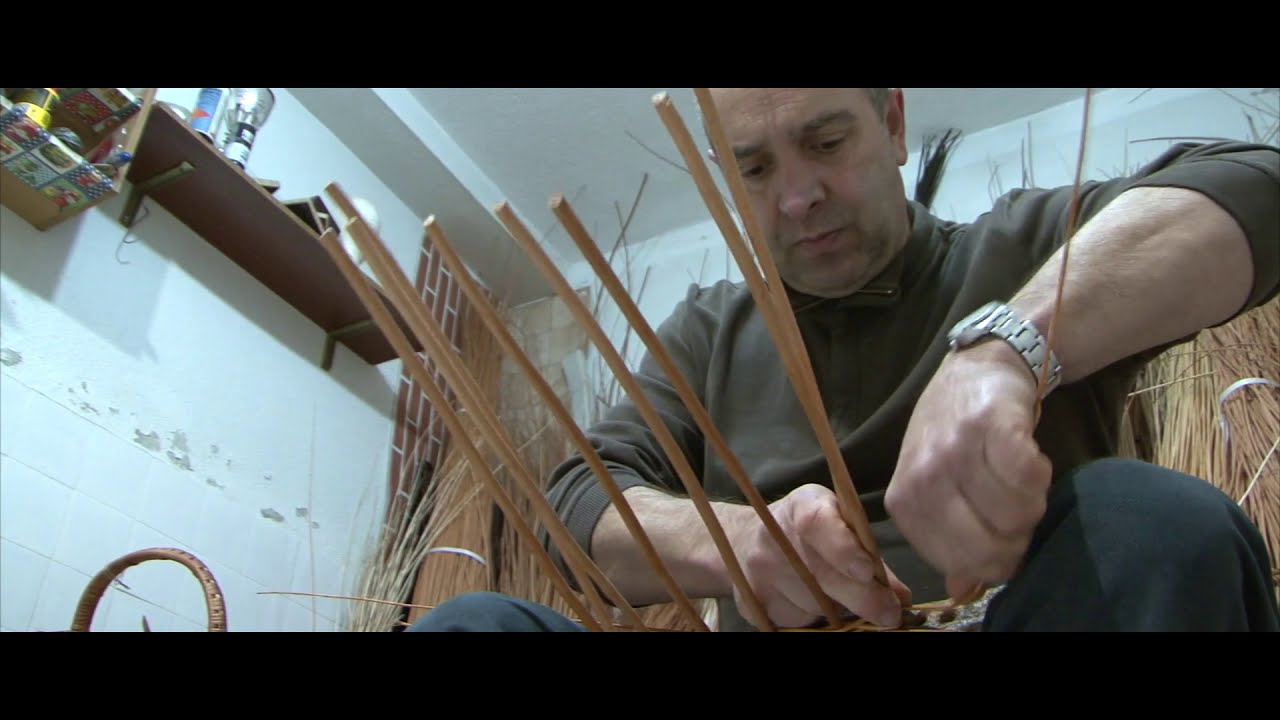 Cestería de mimbre. Fabricación de una maleta de ferroviario