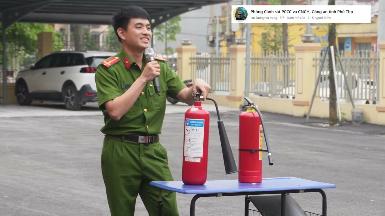 CÁN BỘ PHÒNG CS PCCC&CNCH - CÔNG AN TỈNH PHÚ THỌ HƯỚNG DẪN SỬ DỤNG BÌNH CHỮA CHÁY XÁCH TAY