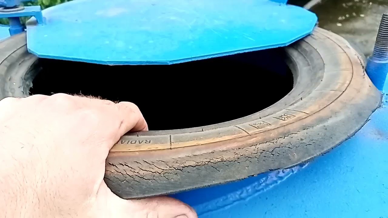 Самодельная бочка с насосом для воды к самодельному трактору.