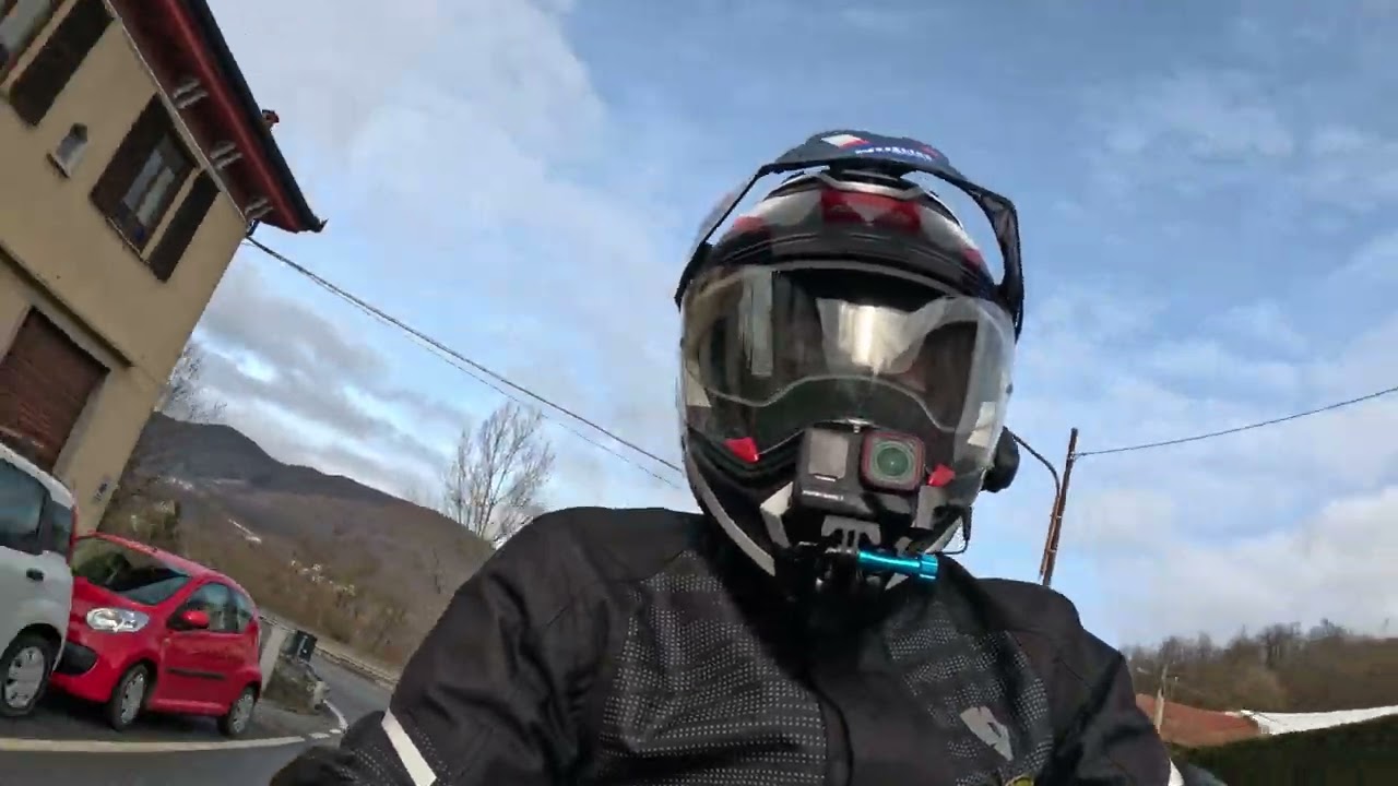 Moto, curve e silenzio: giro d’inverno tra i Giovi e Casella