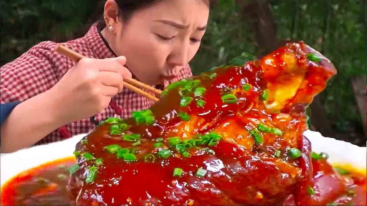小雨今天吃紅燒肘子，香糯可口肥而不膩，再趕點醬汁來拌飯【市民朱小雨】