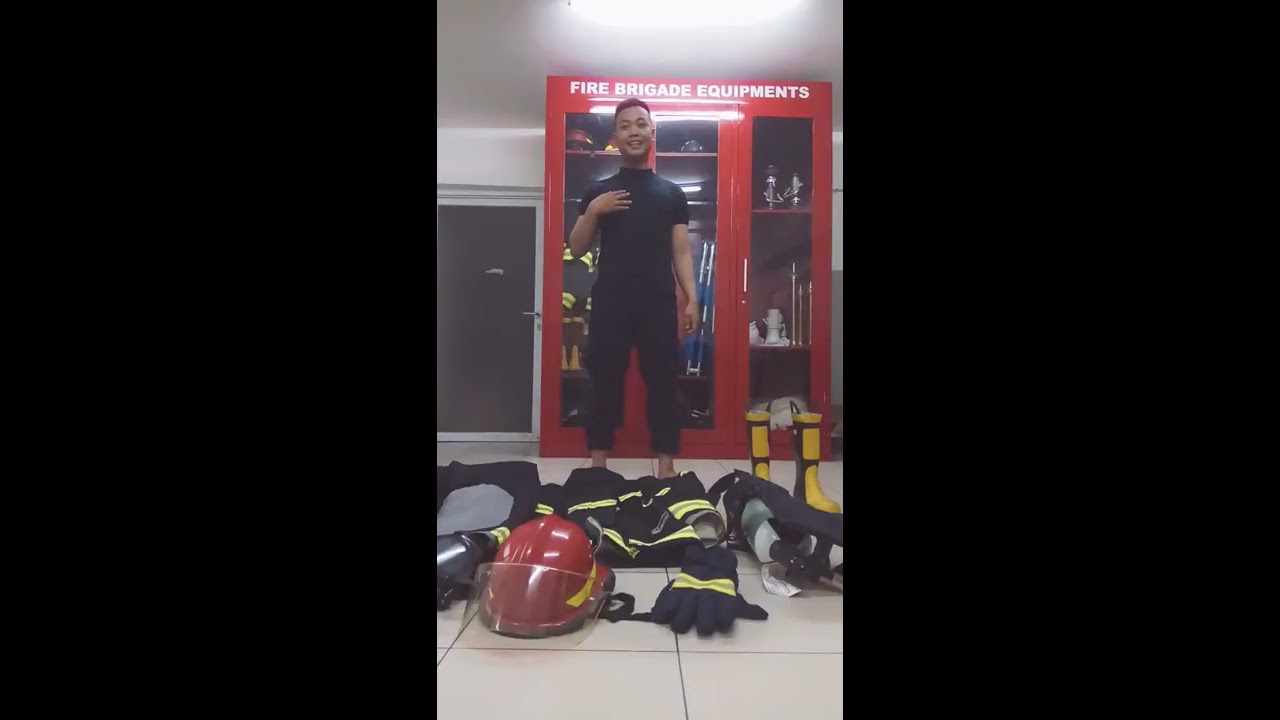 Tutorial pemakaian baju damkar dari Security Ciputra Estate