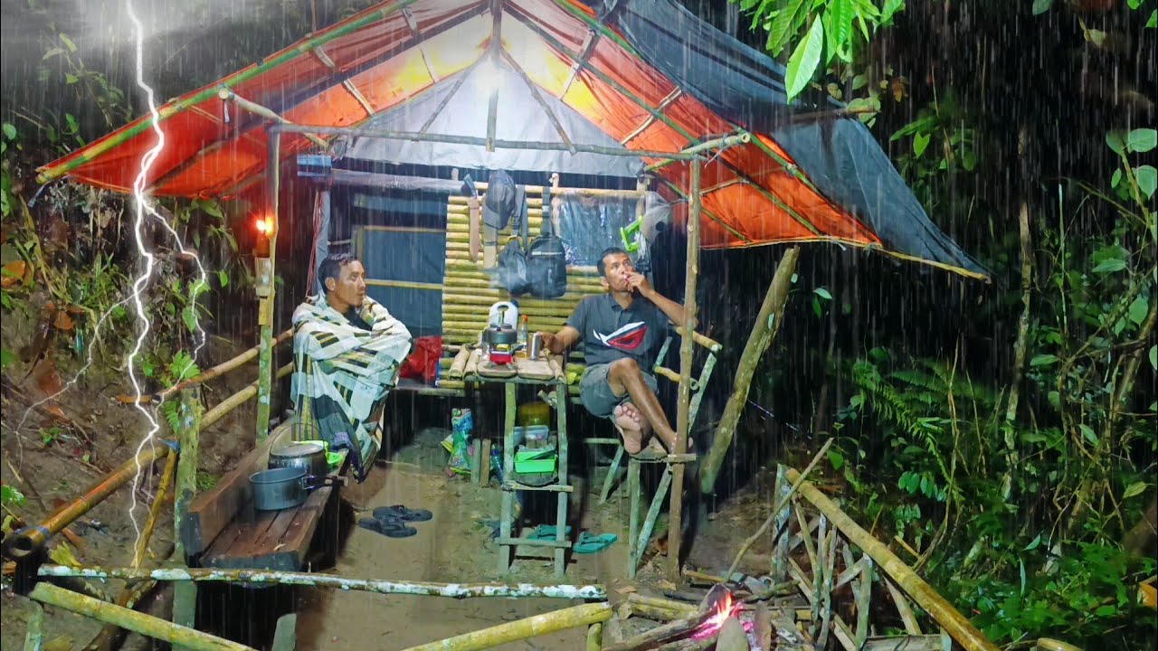 Camping hujan deras-kembali ke shelter pinggir sungai sambil mencari ikan //asmr