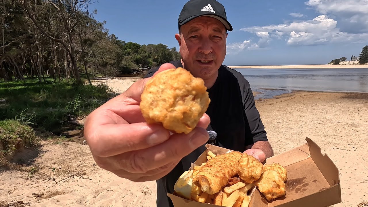 Рыба с картофелем фри и тушёным картофелем фри из ресторана Andy’s Chinese & Fish ‘n’ Chips Lake ...