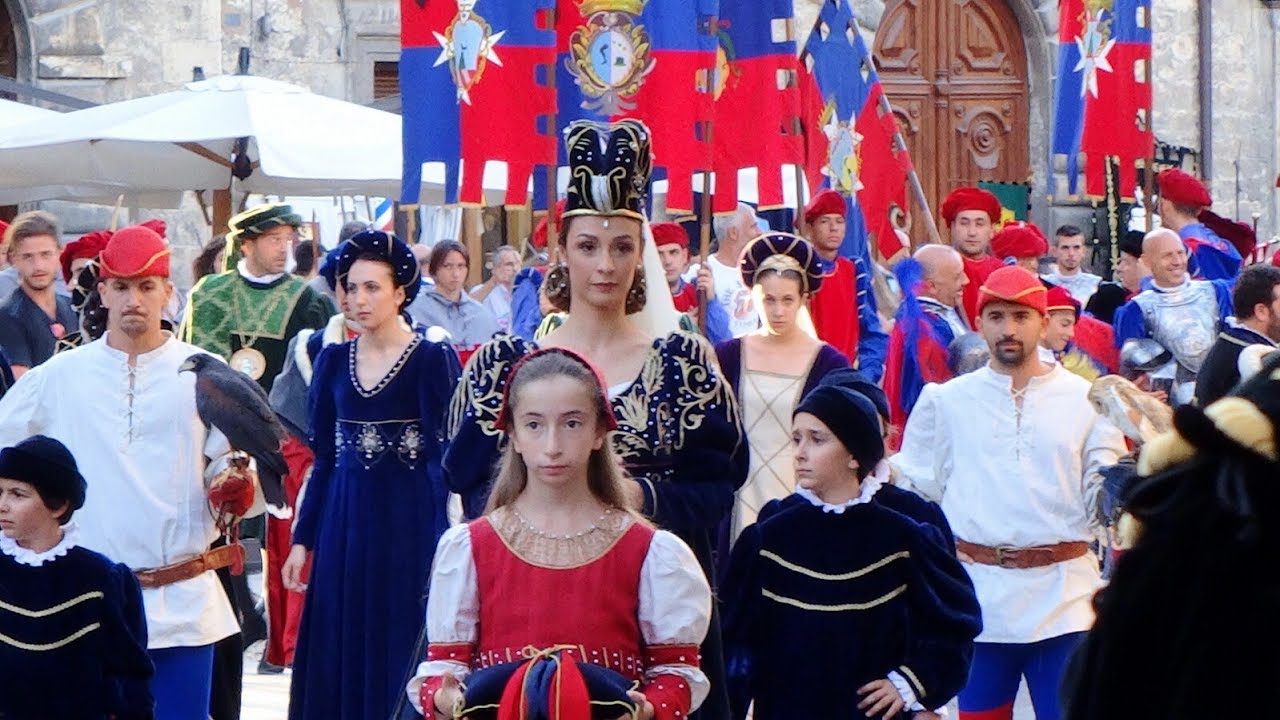 Quintana di Ascoli Piceno Luglio 2017; ammassamento figuranti e partenza corteo storico