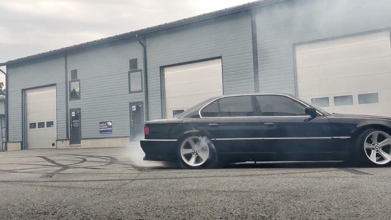 BMW E38 V8 turbo burning donuts