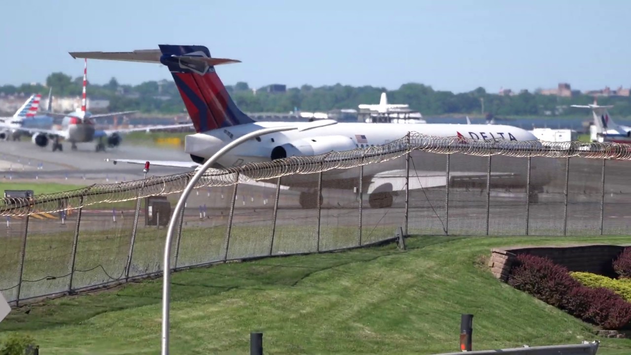 Plane spotting LaGuardia Airport