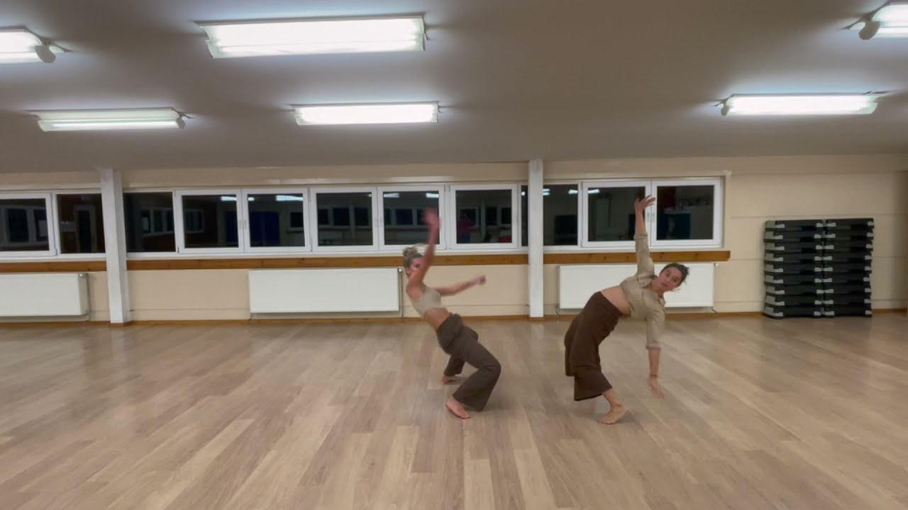 Movements - Evelyne en Josephine