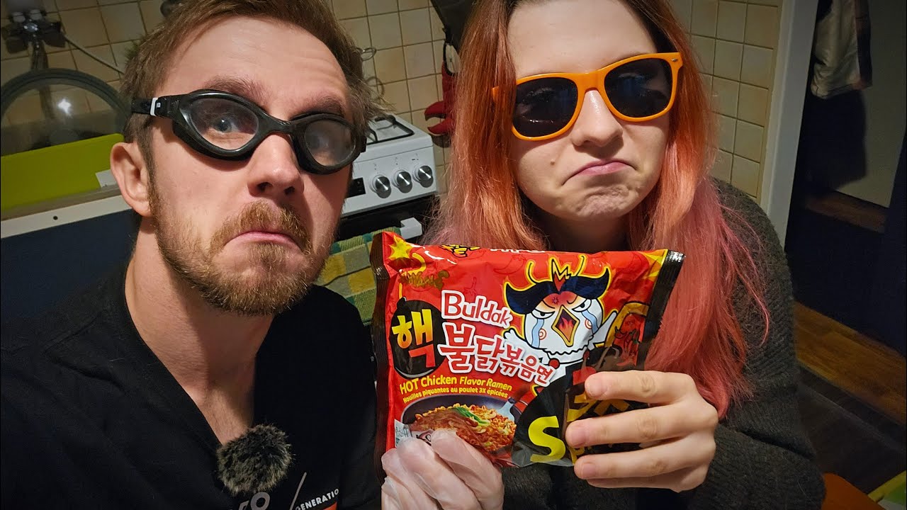 TO WRÓCIŁO! - Hot Chicken Flavour Ramen 3x SPICY (ASMR z siorbania, mlaskania i bekania)