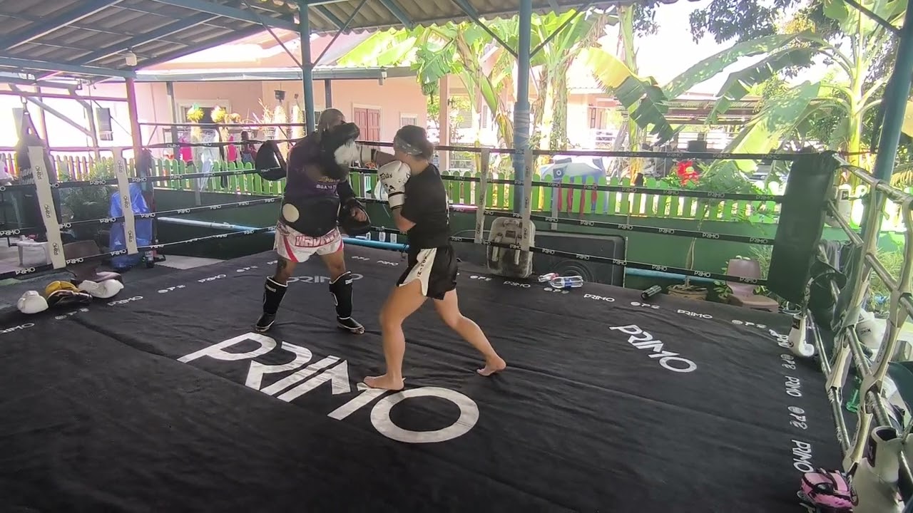 Sitjaopho Muay Thai, Kru Kling pads with PJ 🙏 rd1