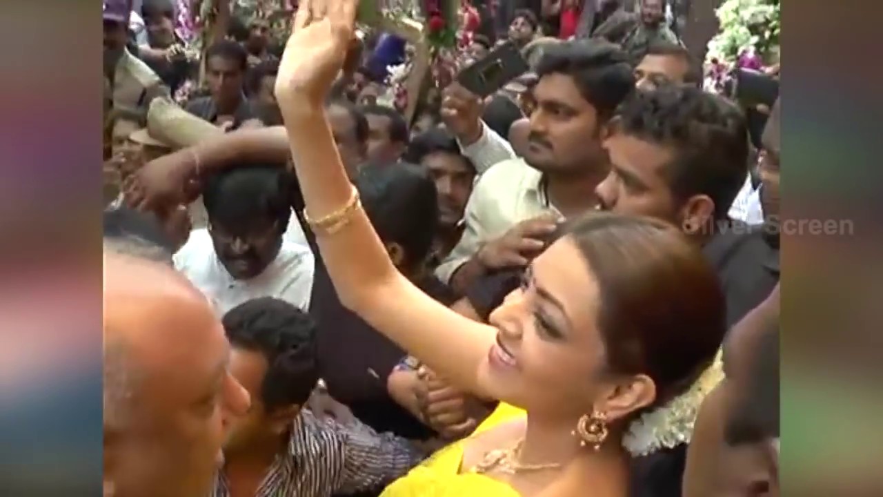 Kajal Agarwal Troubled by Uncontrollable Crowd in Chennai Shopping Mall