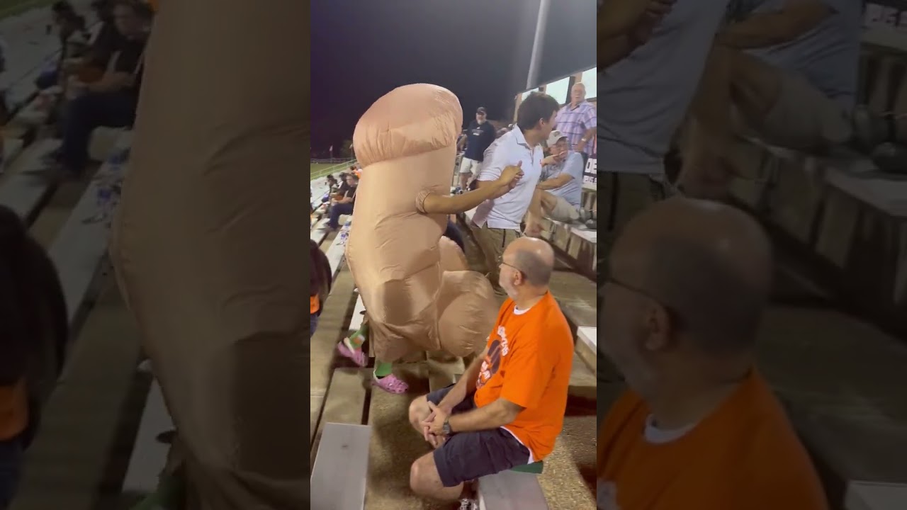 College-Fan im Penis-Kost&uuml;m #shorts