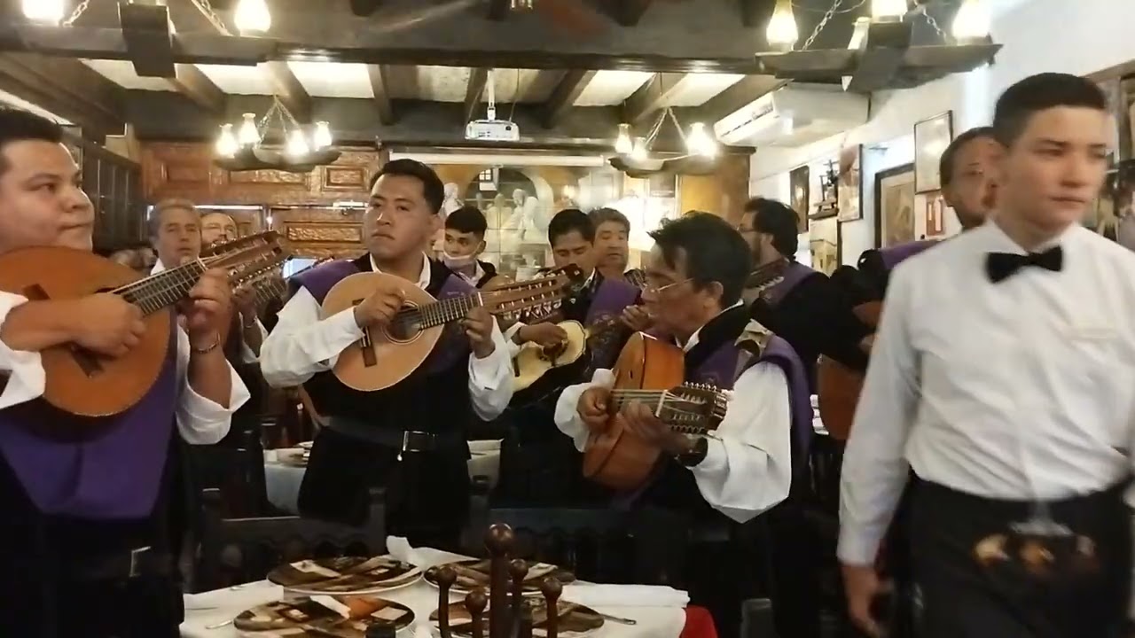 Tuna Universitaria De la Ciudad de México interpretando Tierra Mestiza de Gerardo Tamez
