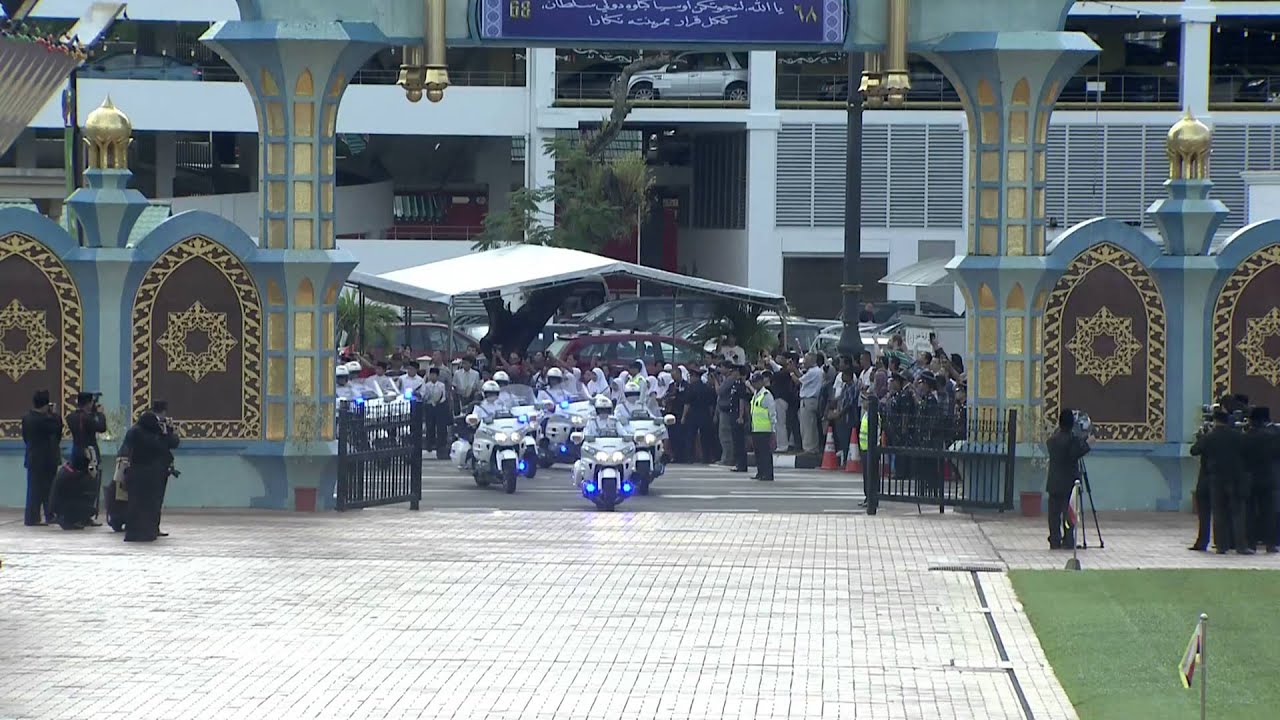 Istiadat Perbarisan Hari Keputeraan KDYMM ke 68 tahun