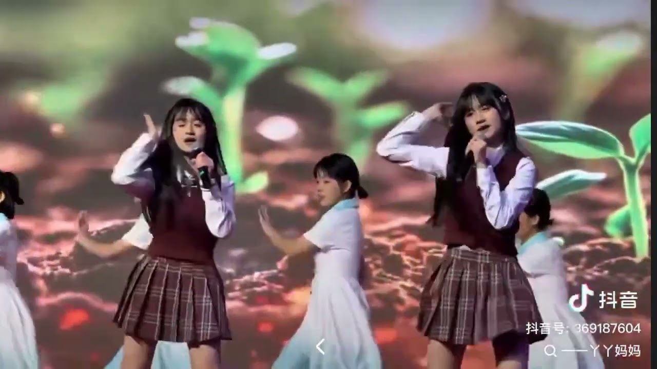 Yiyi Yaya sing and dance on the stage❤️