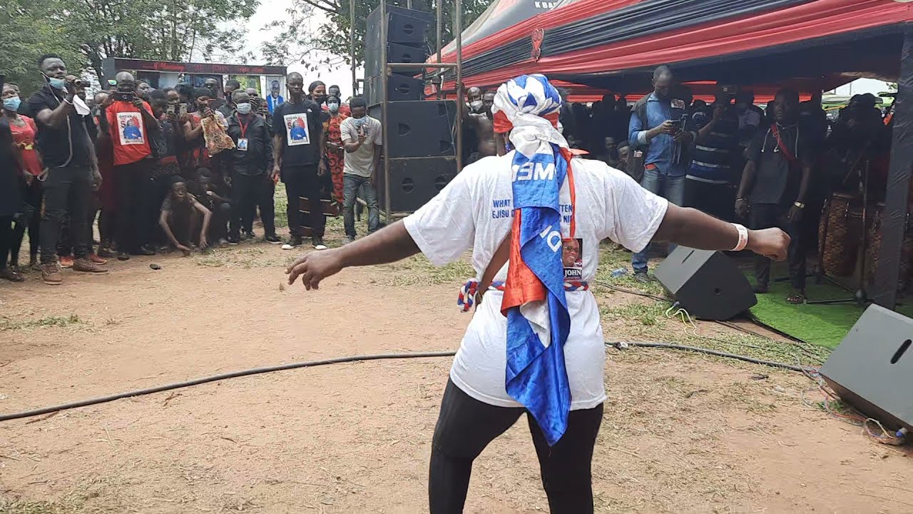 nana tabi singing  his latest track 2021(abratewaaa a masiso))at the performance of lawyer sir John