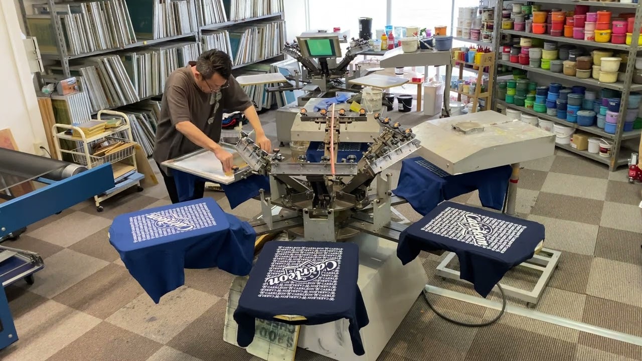 シルクスクリーンプリント作業風景