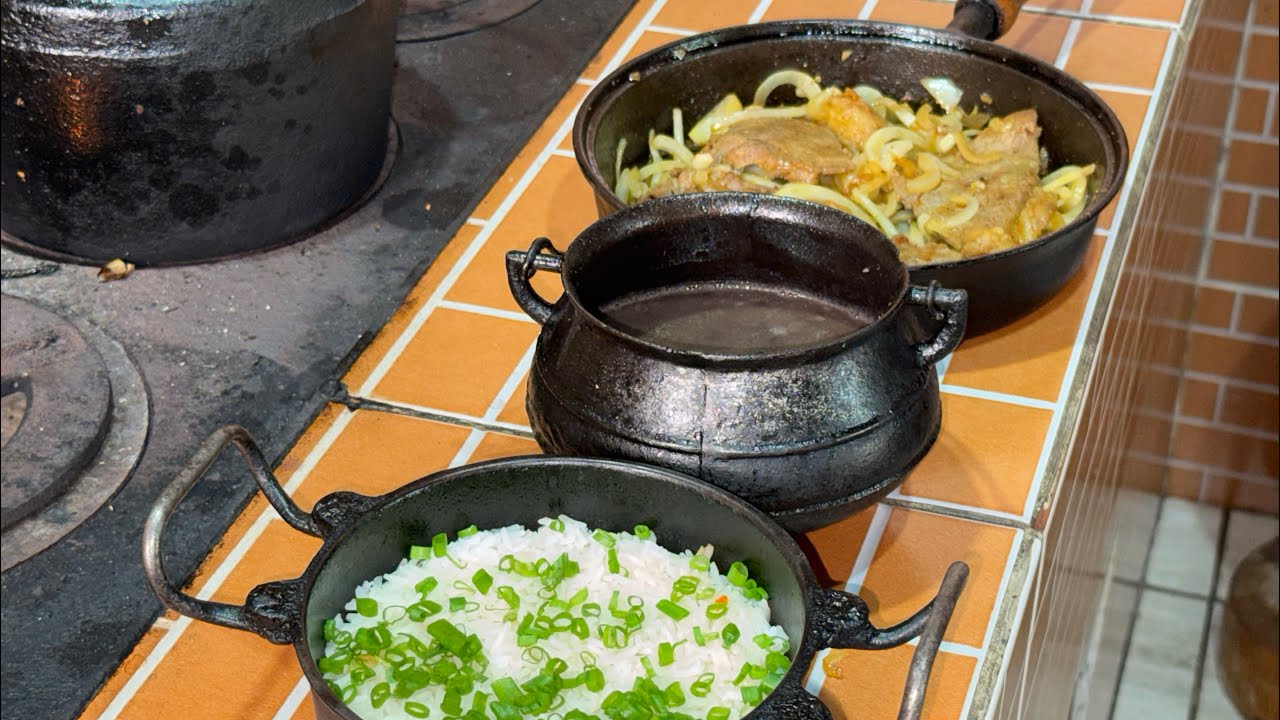 BIFE ACEBOLADO ,ARROZ BRANCO E FEIJÃO PRETO COZIDO E TEMPERADO NA HORA 