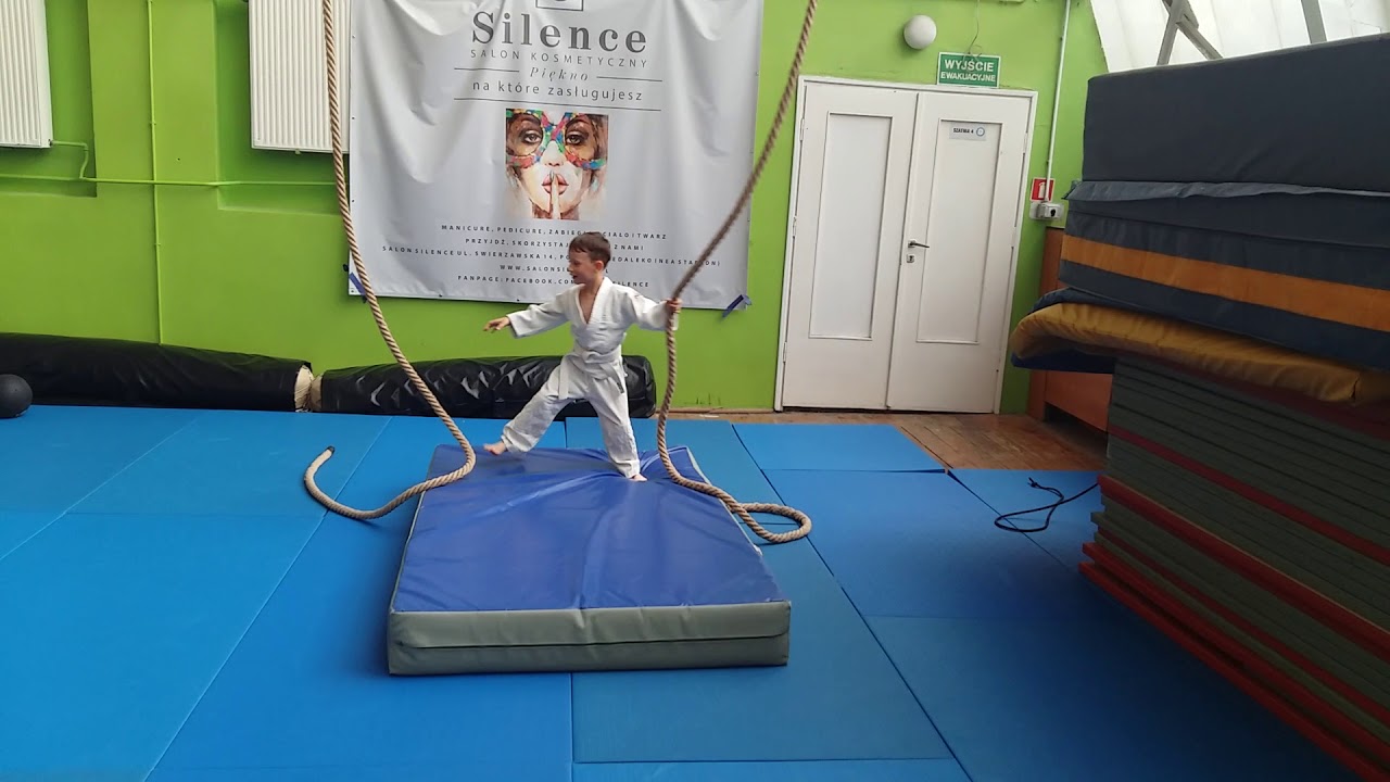 Sergiusz: zabawa na linach po treningu judo