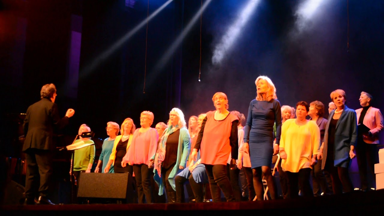 Popkoor 2B2Gether zingt I won't give up