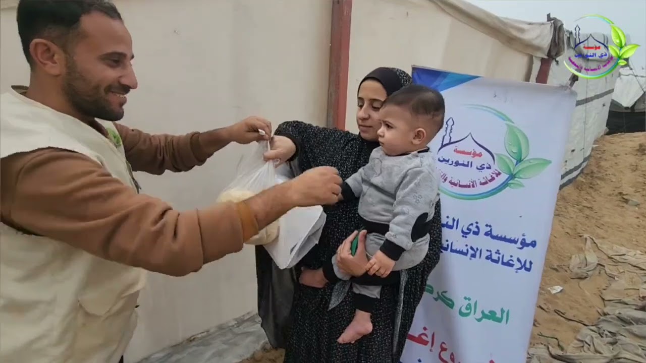 توزيع الدجاج المشوي مع الخبز الطازج على مخيمات النازحين في مدينة غـ.ـزة 