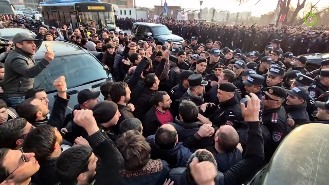 Բախում՝ ոստիկանների հետ. Սամվել Կարապետյանի աջակիցներին բերման են ենթարկել