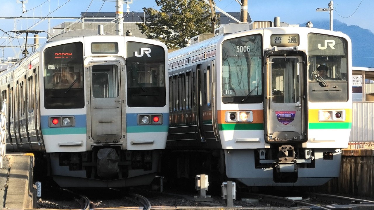 朝のJR飯田線北殿駅  213系と211系&313系との車両交換