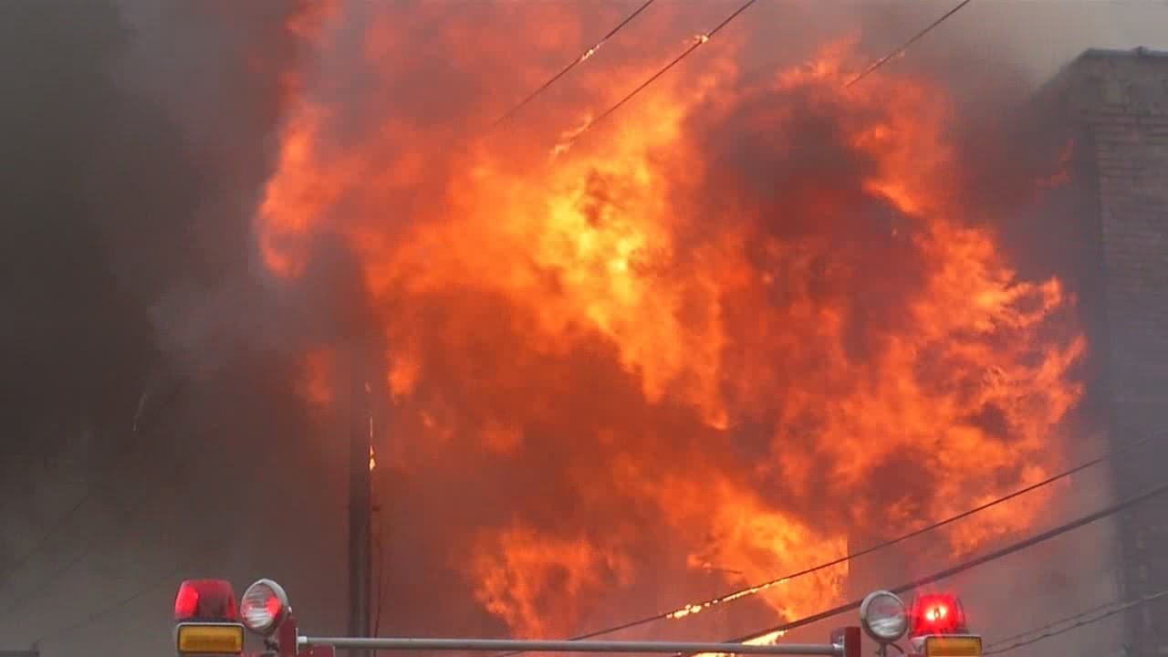 Crews respond to four-alarm blaze on Howard Street