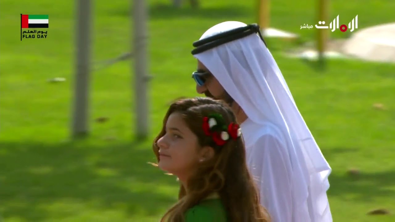 صاحب السمو الشيخ محمد بن راشد آل مكتوم يتوسط أبناءه الطلبة في احتفالات يوم العلم في إمارة دبي
