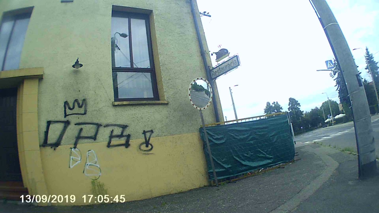 zablokować samochód przed chodnikiem ok. 0:40