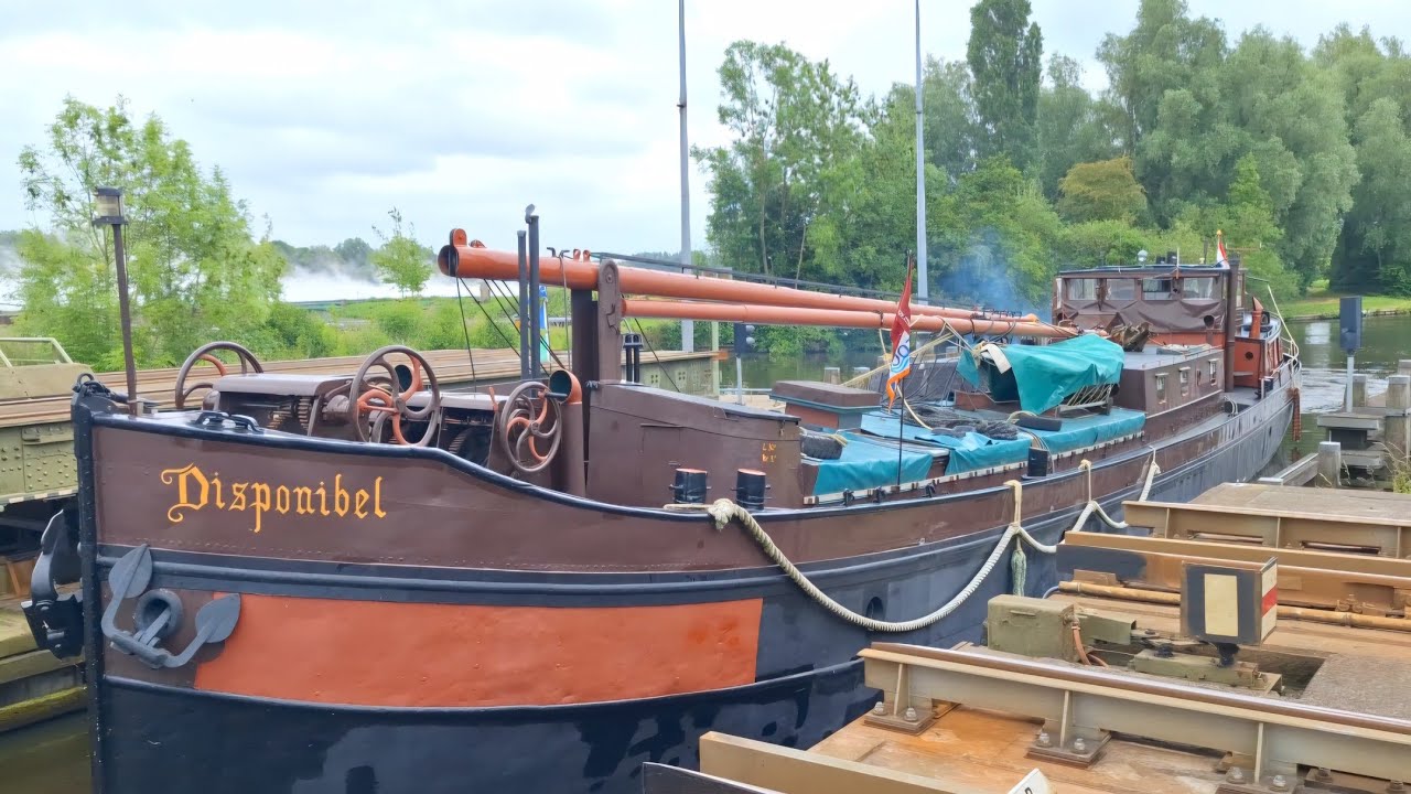 ⚓️UNIEK: 103 JAAR OUD VRACHTSCHIP VAART DOOR DE SMALLE SPOORBRUG⚓️