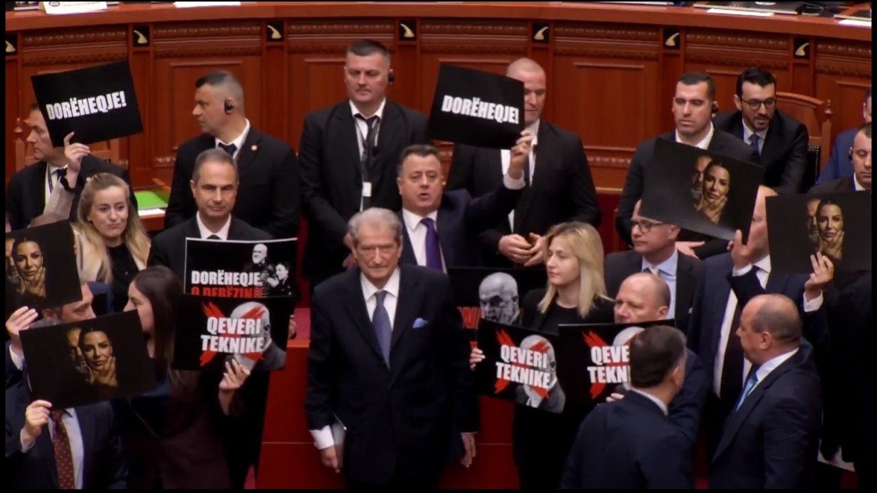 Përplasja/ Opozitarët godasin tavolinat, kalohet menjëherë në votim