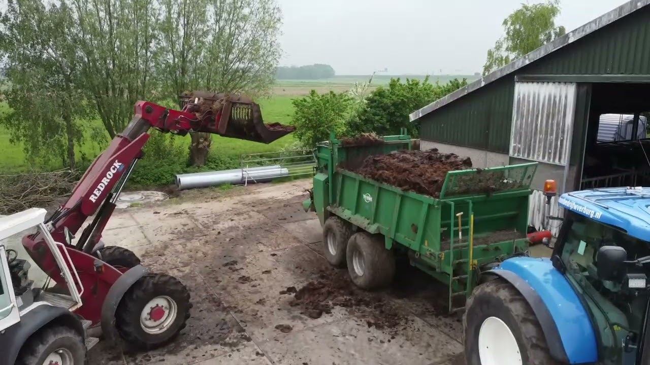 Ruige mest strooien in maisland | New Holland + Tebbe