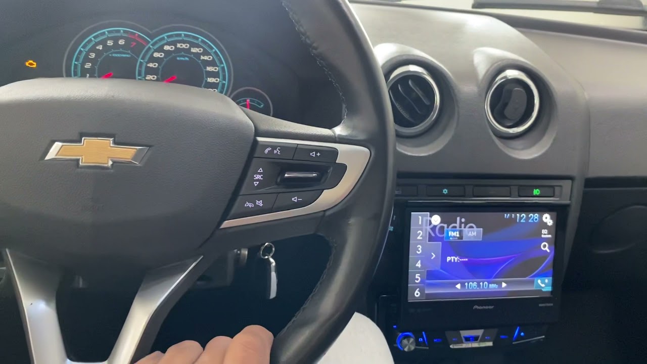 Chevrolet Celta com volante multifuncional instalado no sistema original @mssoundosasco